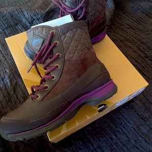 UGG W Carolina Women’s Boot